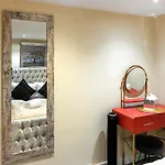 Oasis Boutique - Uk51036 * Bowness-on-Windermere